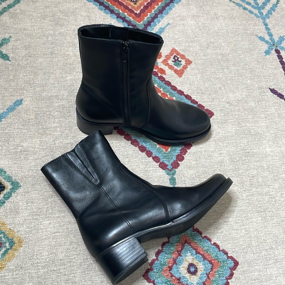 La CANADIENNE Black Leather Ankle Boots